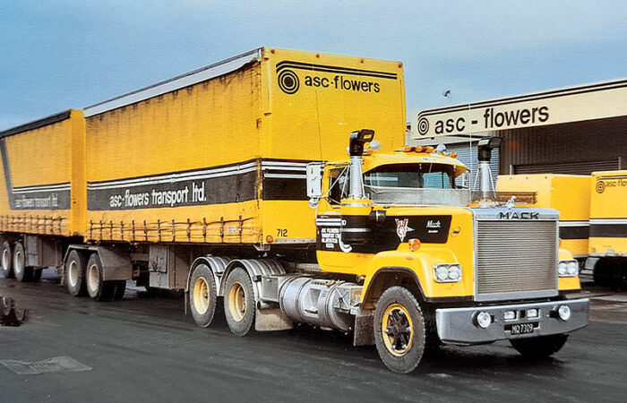 Mack Superliner Country