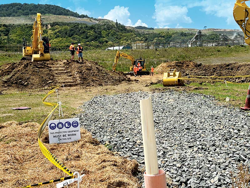 Komatsu PC220LCi-12 excavator