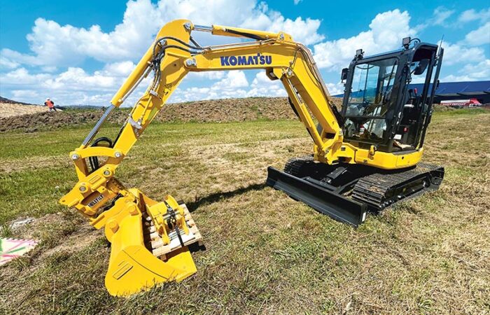 Komatsu PC220LCi-12 excavator