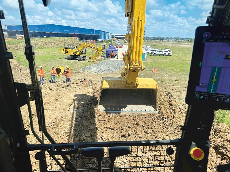 Komatsu PC220LCi-12 excavator