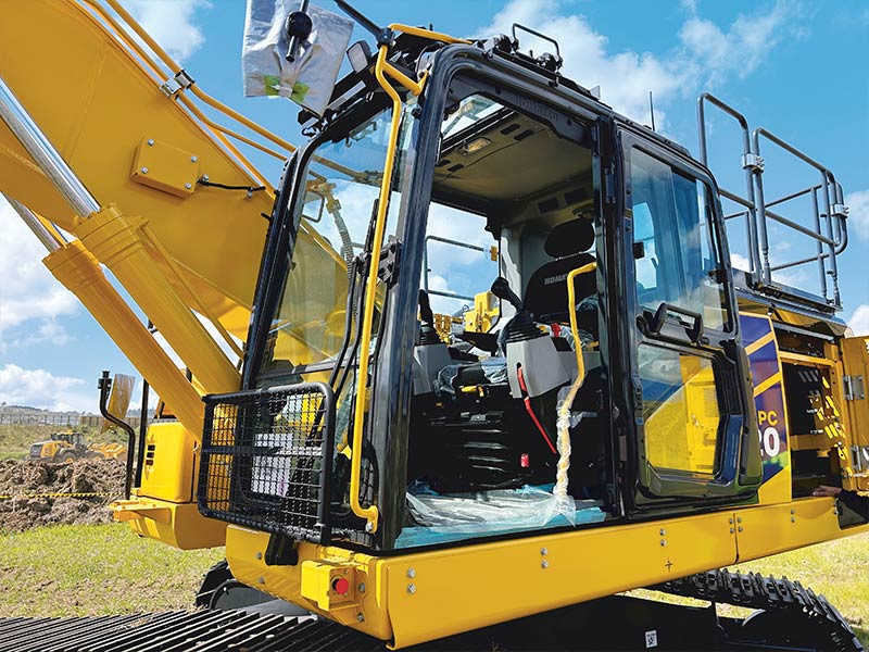 Komatsu PC220LCi-12 excavator