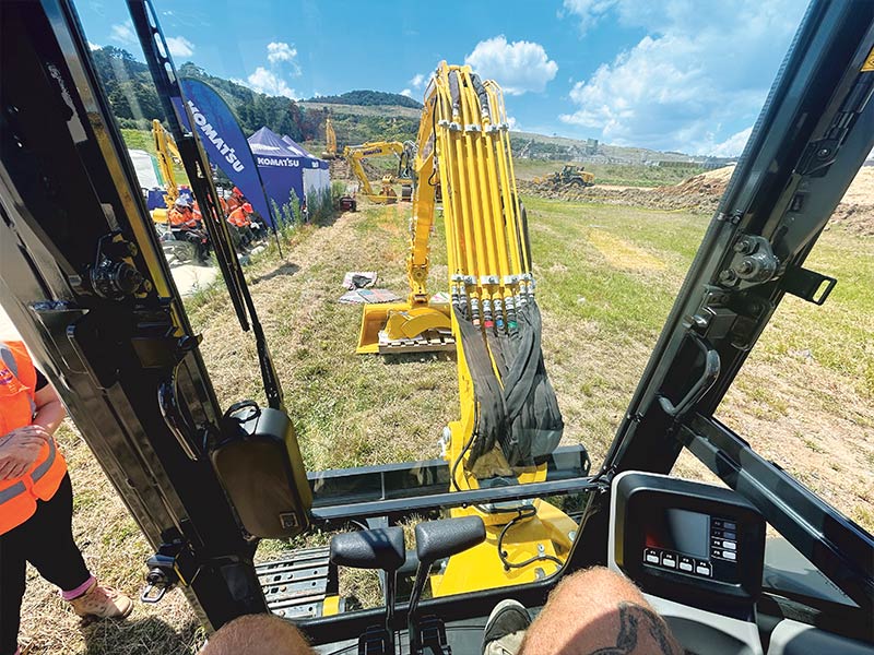 Komatsu PC220LCi-12 excavator